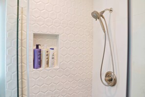 Een douche, een haardroger, handdoeken, zeep
