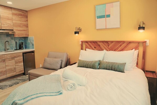 Iron/ironing board, travel cot, free WiFi, bed sheets