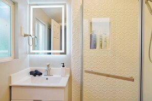 Een douche, een haardroger, handdoeken, zeep