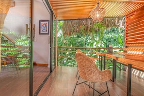 Outdoor dining - Aloki VIllage for 20 guests in Playa Chiquita (Playa Chiquita)