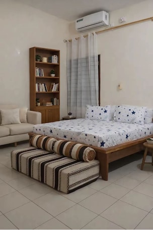 1 bedroom, WiFi, bed sheets. Room with air-conditioned bathroom Furnished