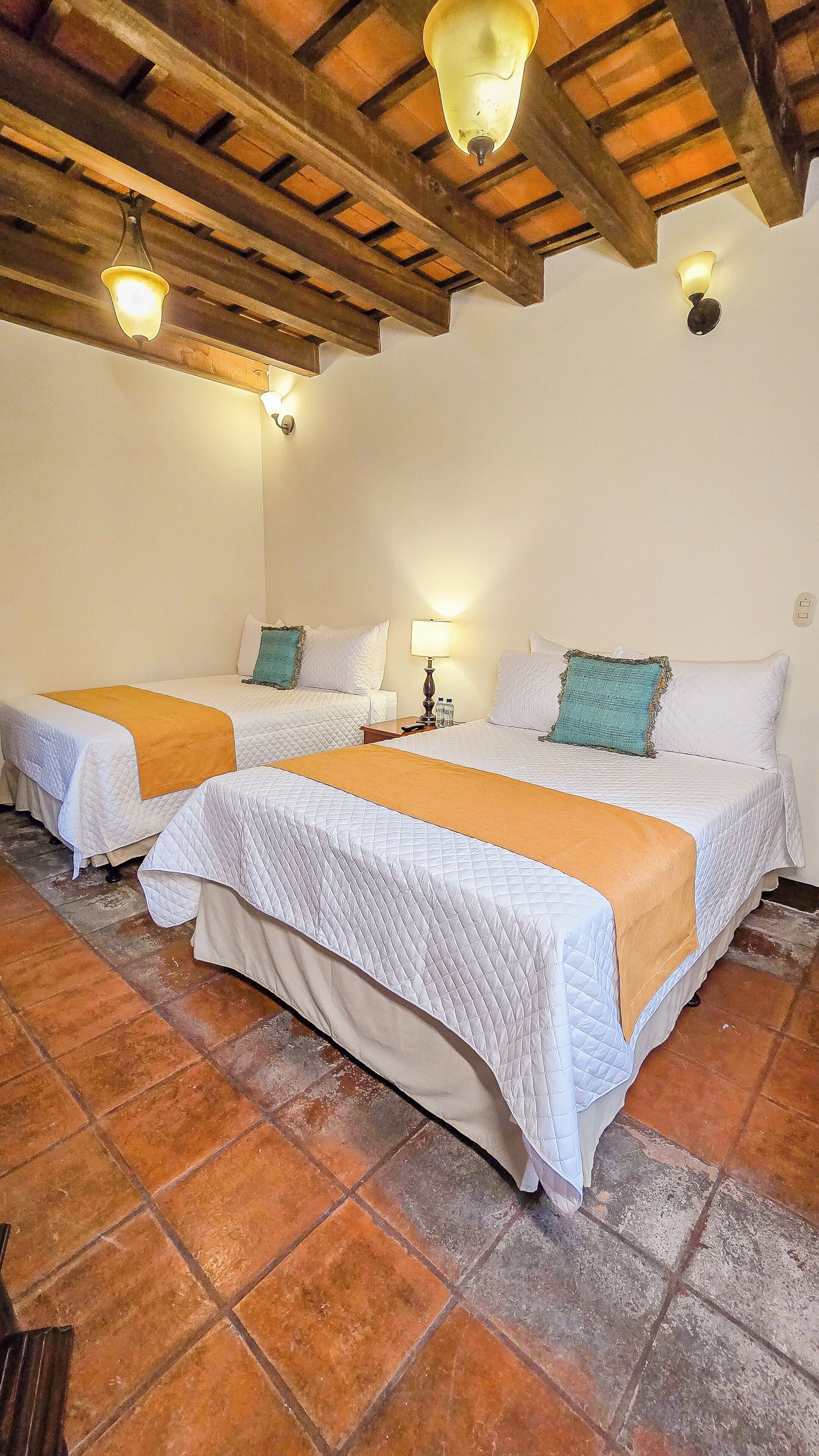 Ropa de cama de alta calidad, colchones Tempur-Pedic y minibar 