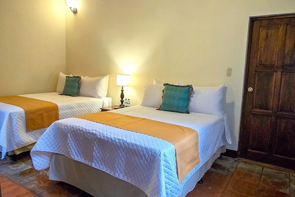 Ropa de cama de alta calidad, colchones Tempur-Pedic y minibar