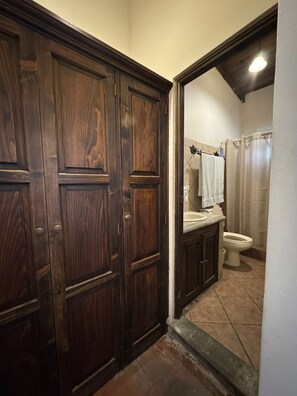 Standard Room, 2 Queen Beds | Bathroom - Hotel Casa Colonial (Antigua Guatemala)