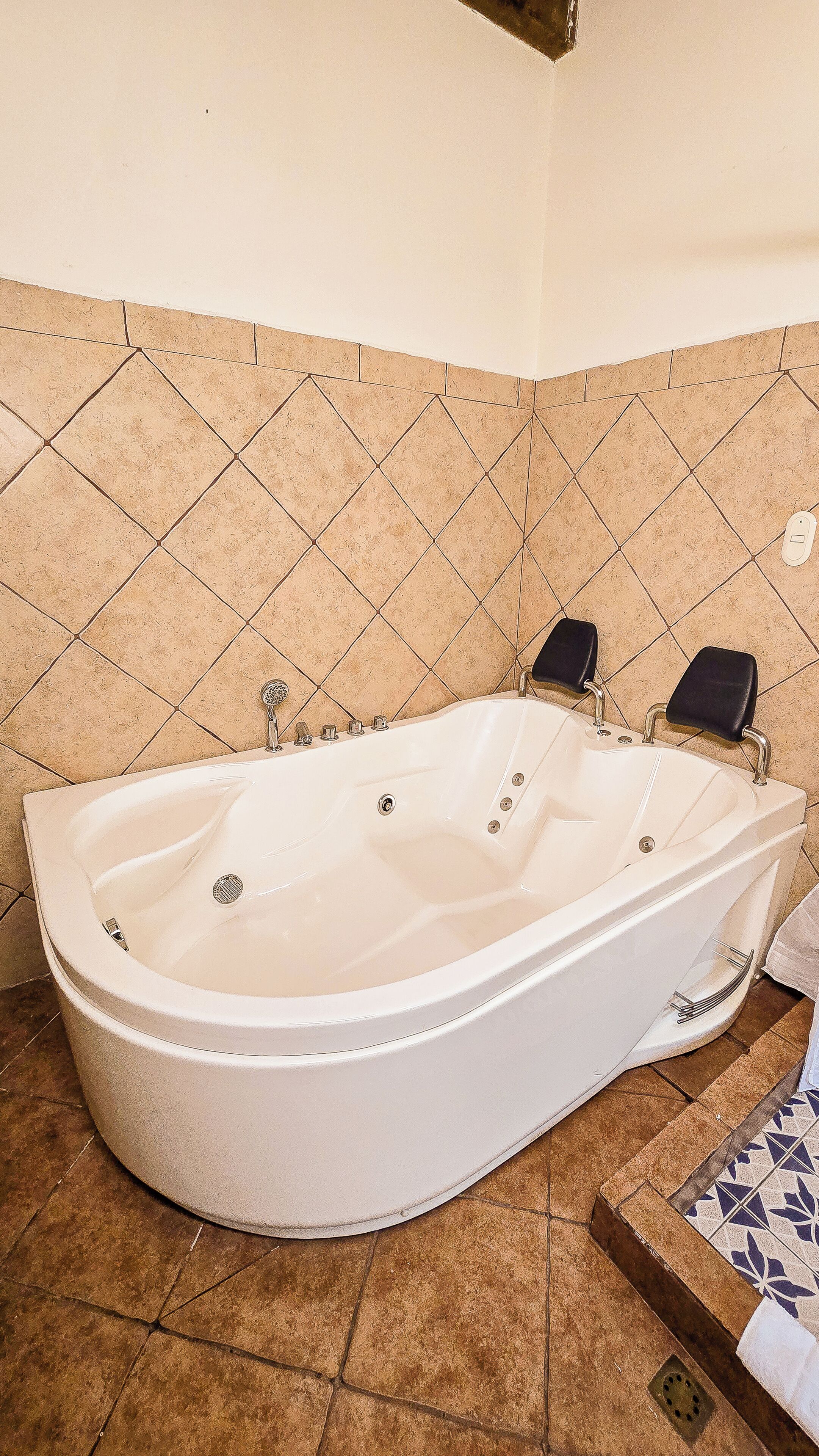 Suite Tradizionale | Bagno | Set di cortesia gratuito, asciugacapelli, asciugamani, sapone
