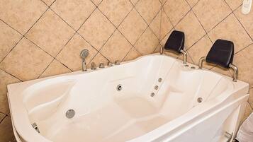 Suite Tradizionale | Bagno | Set di cortesia gratuito, asciugacapelli, asciugamani, sapone