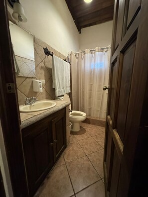 Standard Room | Bathroom - Hotel Casa Colonial (Antigua Guatemala)