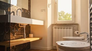 Dusche, Whirlpool, Haartrockner, Bidet