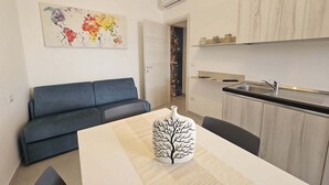 Eine moderne Küche mit Spüle, Schränken und einer dekorativen Vase auf dem Tisch.