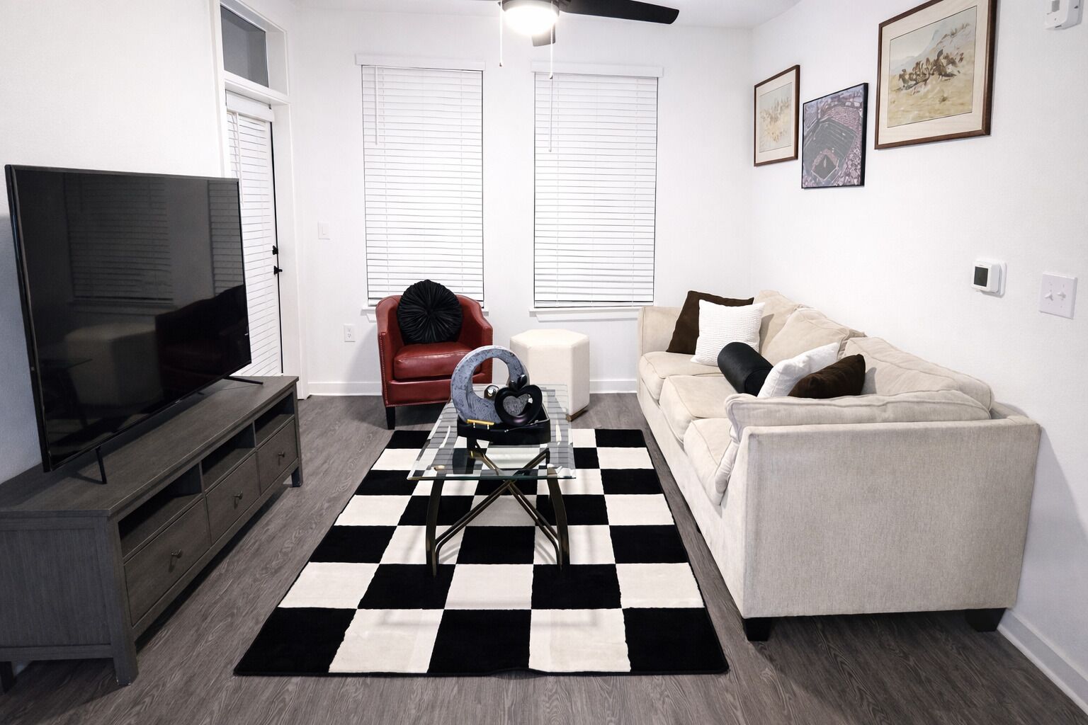 TV, fireplace