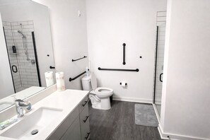 Suihku, hiustenkuivaaja, pyyhkeet, saippua