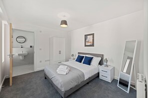 1 bedroom, WiFi, bed sheets - Alexandra House by Guestz (Stockport)