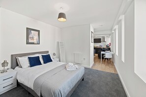 1 bedroom, WiFi, bed sheets - Alexandra House by Guestz (Stockport)