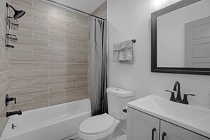 Sèche-cheveux, serviettes fournies, papier toilette