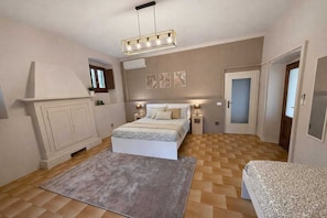 1 slaapkamer, een strijkplank/strijkijzer, wifi, beddengoed