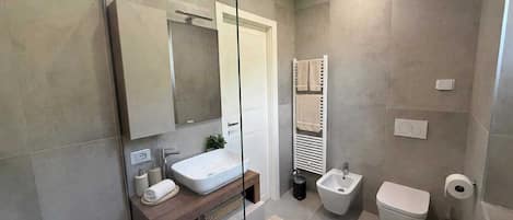 Douche, séchoir à cheveux, bidet, serviettes fournies
