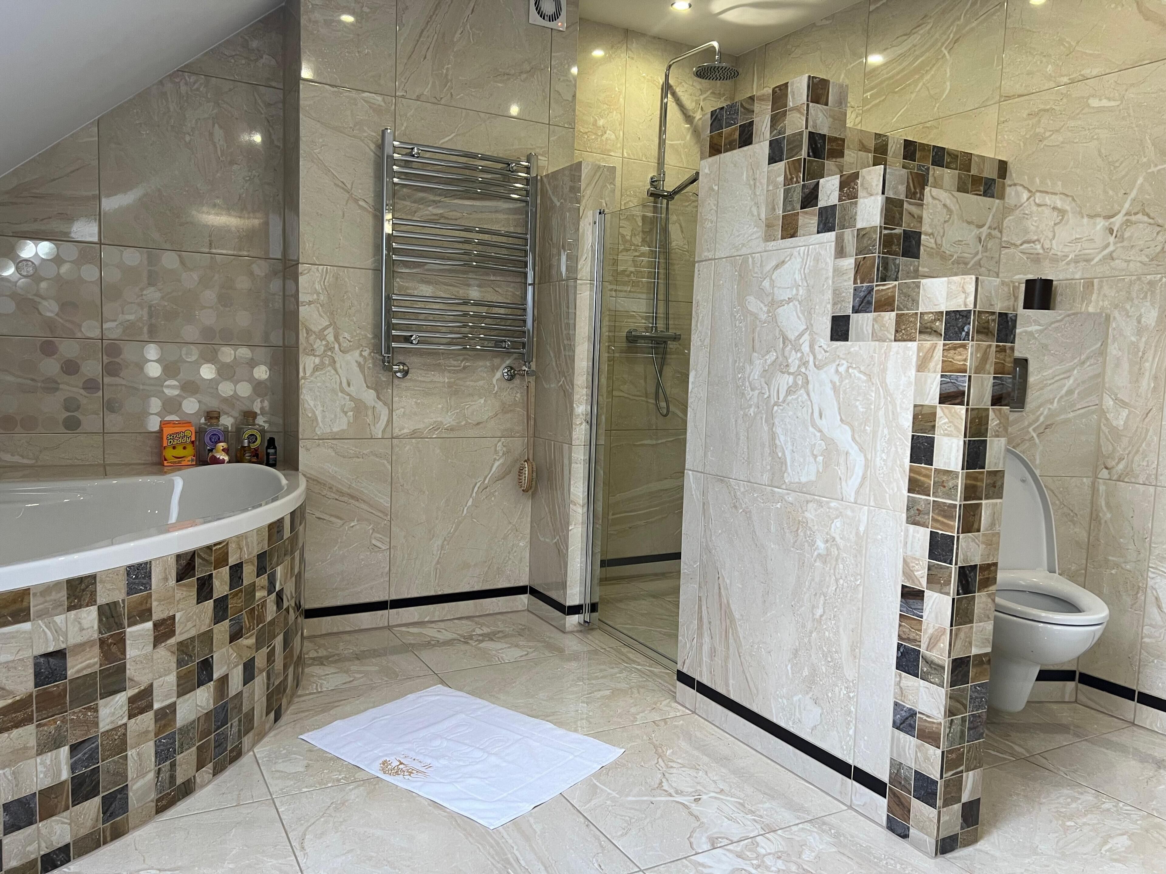 Douche, sèche-cheveux, serviettes fournies, papier toilette