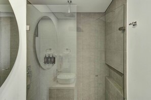 Douche, sèche-cheveux, serviettes fournies, shampoing