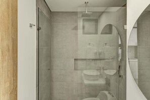 Douche, sèche-cheveux, serviettes fournies, shampoing