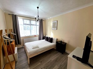 2 bedrooms, Internet, bed sheets - Modern Ground Floor Flat w Parking Romford (Greater London)