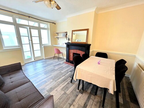 Modern Ground Floor Flat w Parking Romford
