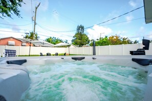 Outdoor spa tub - Delray Beach 3BR: Walk to Atlantic Ave - Hot Tub & Game Room (Delray Beach)
