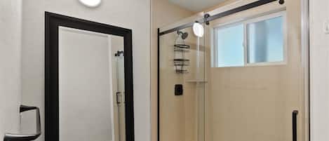 Douche, séchoir à cheveux, serviettes fournies, savon