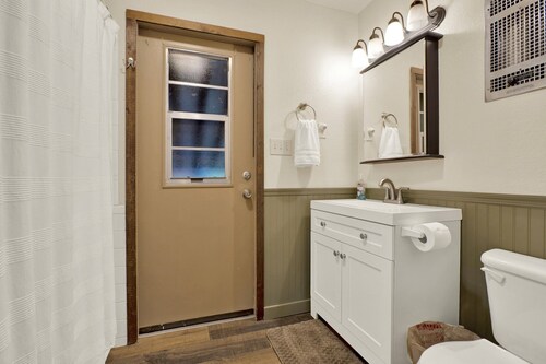 Serene 2-bedroom cabin with AC in charming Blairsville