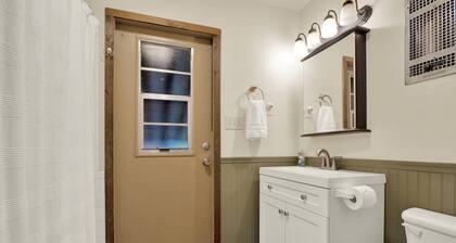 Serene 2-bedroom cabin with AC in charming Blairsville