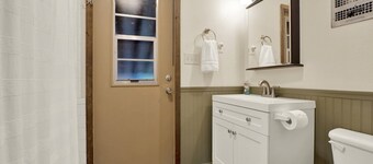 Serene 2-bedroom cabin with AC in charming Blairsville