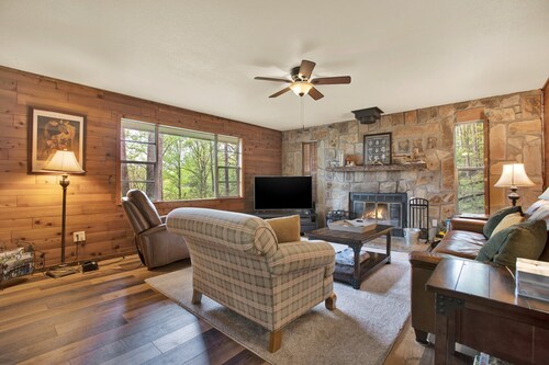 Serene 2-bedroom cabin with AC in charming Blairsville