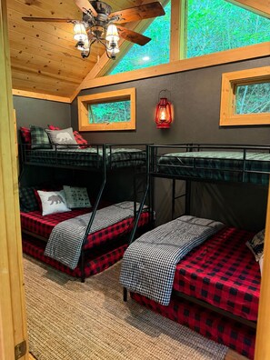 3 bedrooms, iron/ironing board, WiFi, bed sheets - Secluded Creekside Cabin close to PF and Gatlinburg (Pigeon Forge)
