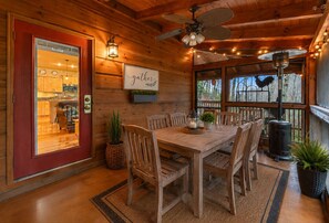 Outdoor dining - Secluded Creekside Cabin close to PF and Gatlinburg (Pigeon Forge)