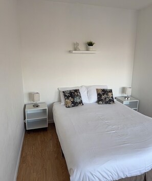 1 bedroom, Internet, bed sheets - Cosy studio Molsheim - Balcony, Free parking, Train station 300M and Strasbourg 15mn away (Molsheim)