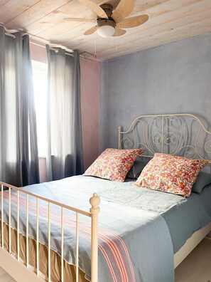 2 habitaciones, tabla de planchar con plancha, wifi y ropa de cama 