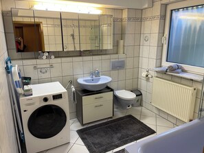 Haartrockner, Handtücher, Seife, Toilettenpapier