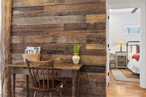 3 bedrooms, desk, iron/ironing board, travel cot - Cozy Luxury Farmhouse, 3 Miles To Downtown, Mountain Views (Asheville)