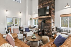 TV, fireplace, stereo - Cozy Luxury Farmhouse, 3 Miles To Downtown, Mountain Views (Asheville)