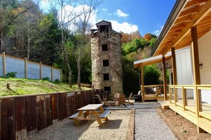 Outdoor dining - Cozy Luxury Farmhouse, 3 Miles To Downtown, Mountain Views (Asheville)