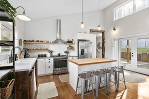 Fridge, microwave, oven, stovetop - Cozy Luxury Farmhouse, 3 Miles To Downtown, Mountain Views (Asheville)