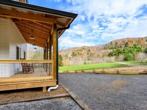 Terrace/patio - Cozy Luxury Farmhouse, 3 Miles To Downtown, Mountain Views (Asheville)