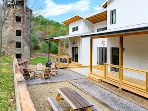 Terrace/patio - Cozy Luxury Farmhouse, 3 Miles To Downtown, Mountain Views (Asheville)