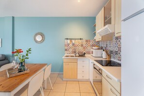 Coffee/tea maker, fridge, microwave, oven - Vacation Home 'Vistamar-lovely Renovated With' with Wi-Fi (La Matanza de Acentejo)