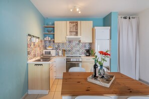 Coffee/tea maker, fridge, microwave, oven