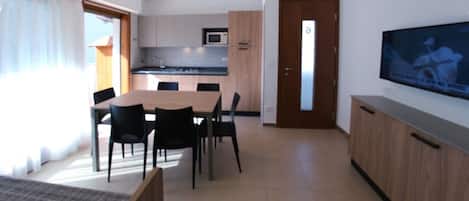 Apartment, 3 Schlafzimmer, Balkon, Gartenblick | Esszimmer