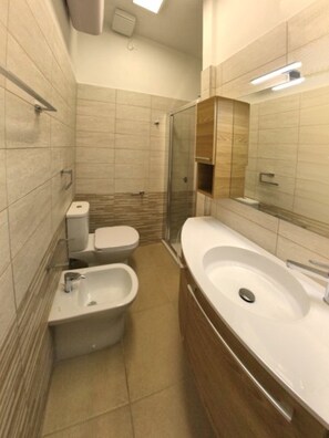 Apartment, 2 Schlafzimmer, Balkon, Gartenblick | Badezimmer
