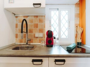 Microondas, cafetera o tetera, tostadora y utensilios de cocina