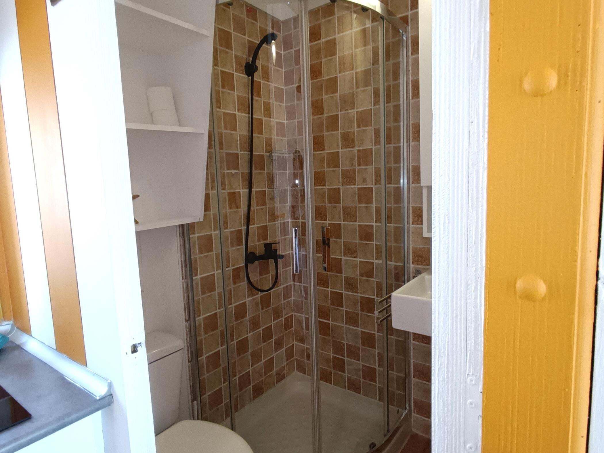 Shower, towels