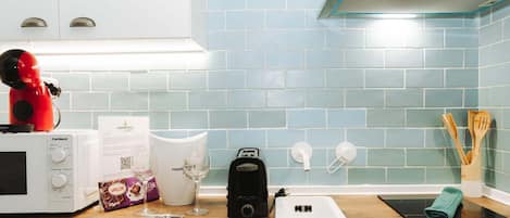 Mikrowelle, Wasserkocher mit Kaffee-/Teezubehör, Toaster