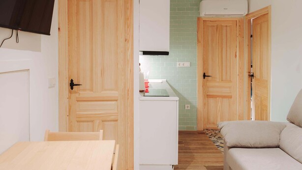 A compact living space with a kitchenette, a dining area, and a seating area. - Pinot Noir Harbor's Light (La Vila Joiosa)